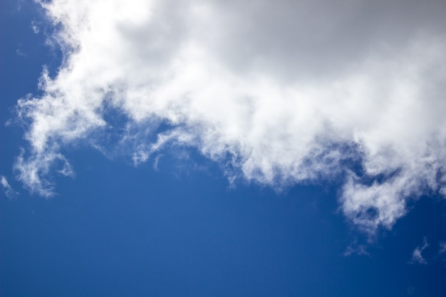 Sfondo di nuvole di cielo blu. Bellissimo paesaggio con nuvole in cielo.