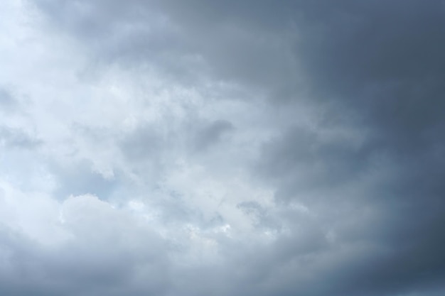 Sfondo di nuvole nere prima della tempesta