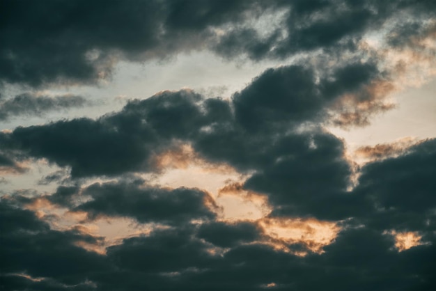 Sfondo di nuvole scure prima di un temporale Nubi cumuliformi in movimento nel cielo Cielo serale Cloudscape