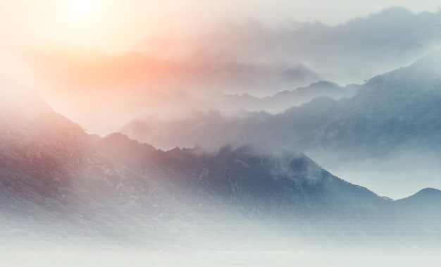 Sfondo di paesaggio di montagna in stile inchiostro cinese