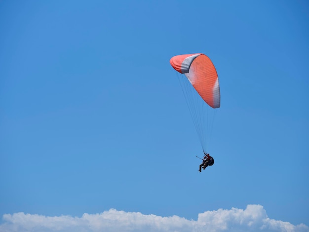 Sfondo di parapendio e cielo blu