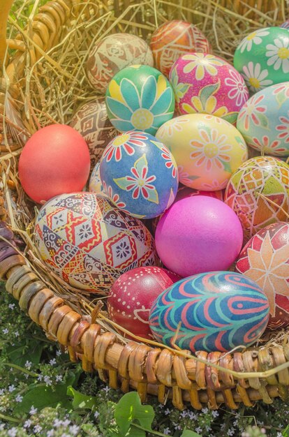 Sfondo di Pasqua con le uova. Uova di Pasqua colorate fatte a mano