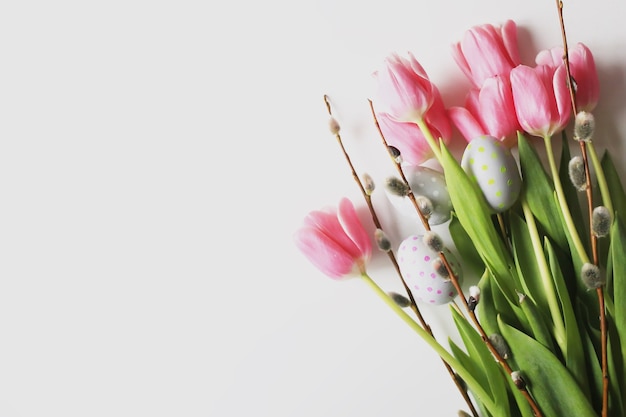 Sfondo di Pasqua con tulipani rosa e uova. Concetto di vacanza di primavera.