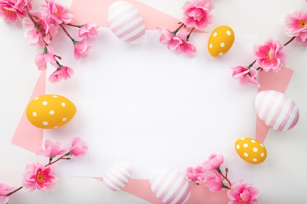 Sfondo di Pasqua con uova di Pasqua e fiori primaverili. Vista dall'alto con copia spazio