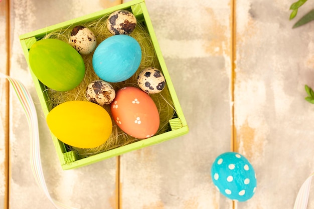 Sfondo di Pasqua con uova di Pasqua e quaglie su un tavolo di legno bianco e grigio Vista dall'alto con spazio per la copia