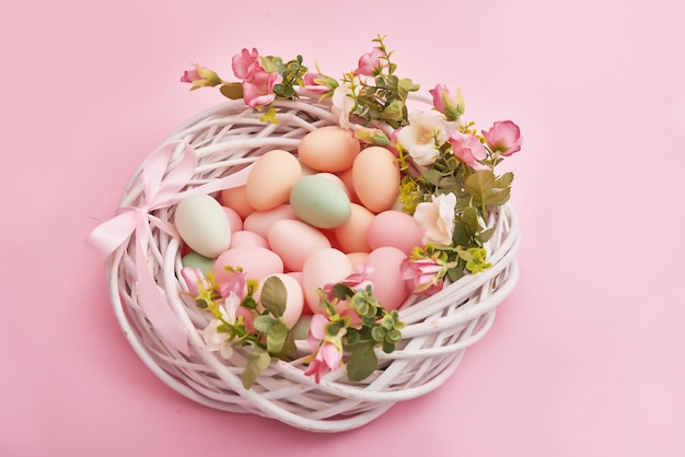 Sfondo di Pasqua con uova dipinte nel nido.
