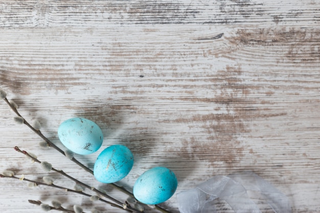 Sfondo di Pasqua con uova su un tavolo di legno bianco. Vista dall'alto