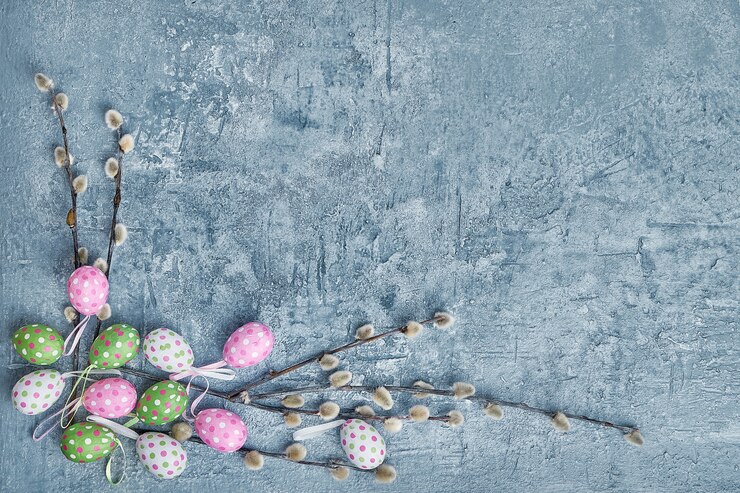 Sfondo di Pasqua. Ramo di salice e uova di Pasqua decorative. Vista dall'alto, copia dello spazio