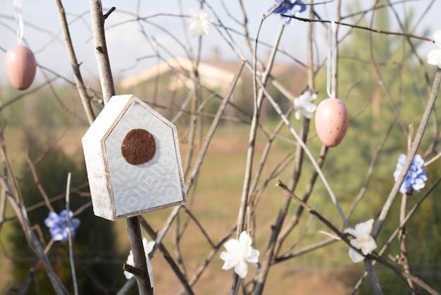 sfondo di pasqua spazio libero per la copia birdhouse e uova sull'albero