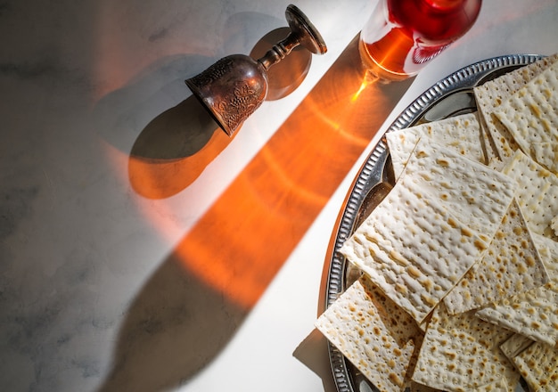 Sfondo di Pasqua. vino e pane azzimo (pane festivo ebraico) su tavola di pietra.