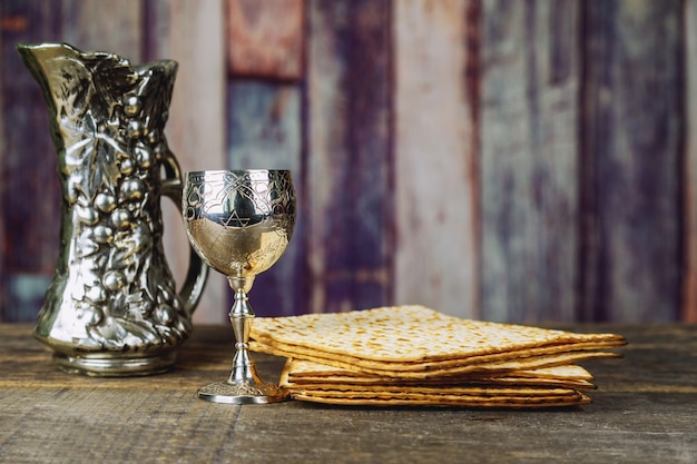 Sfondo di Pasqua. vino e pane azzimo vacanze ebraiche pane su tavola di legno.