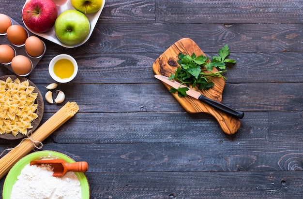 Sfondo di pasta. Diversi tipi di pasta con verdure,