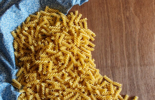 Sfondo di pasta fusilli crudi