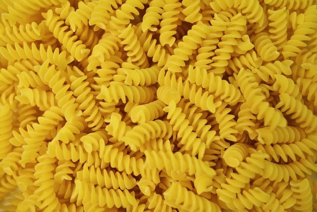 Sfondo di pasta. Fusilli di pasta secca. Vista dall'alto