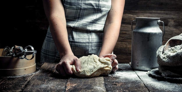 Sfondo di pasta. Preparazione dell'impasto con gli ingredienti. Sul tavolo di legno.