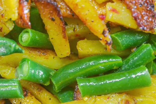 Sfondo di patate fritte e fagiolini verdi fuoco selettivo