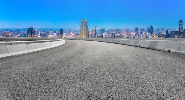 Sfondo di pavimentazione in asfalto e skyline del paesaggio architettonico urbano