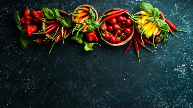 Sfondo di peperoncini piccanti colorati su sfondo di pietra nera Cucina messicana Spezie Vista dall'alto