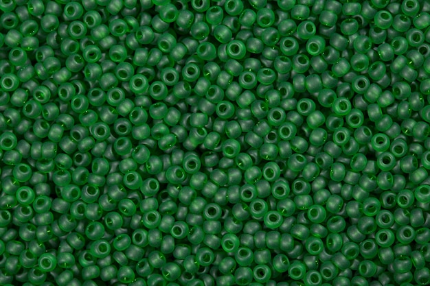 Sfondo di perle di vetro verde brillante. Foto ad alta risoluzione.
