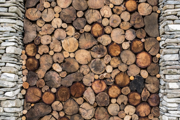 Sfondo di pietra e legno. Costruire con la colonna di pietra e la struttura di sezione trasversale di legno.