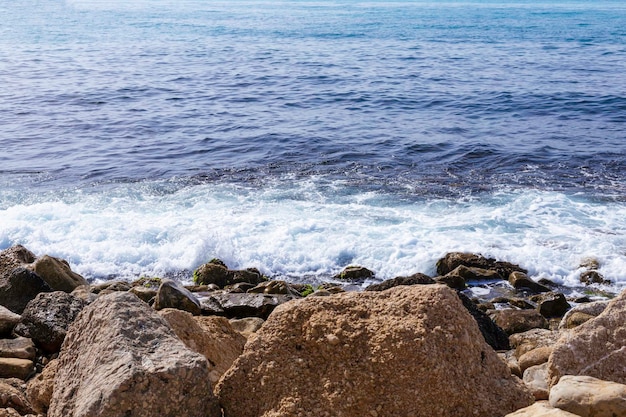 Sfondo di pietre di mare e mare per il design.