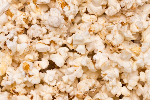 Sfondo di popcorn salati sparsi