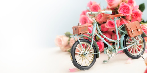 Sfondo di primavera con rose e biciclette