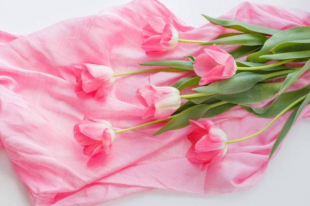 sfondo di primavera con tulipani rosa su sfondo rosa