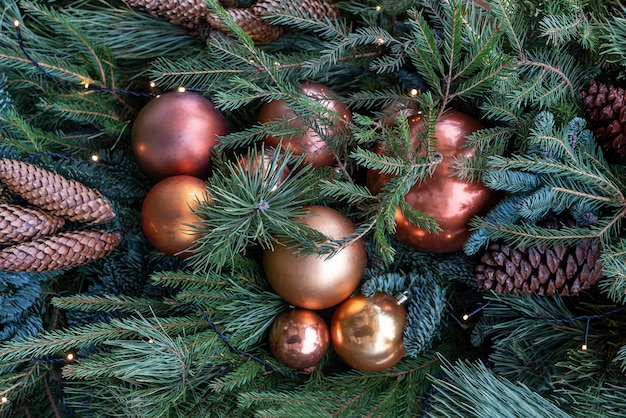 Sfondo di rami di abete di Natale con palline d'oro ornamenti d'oro palle pigne
