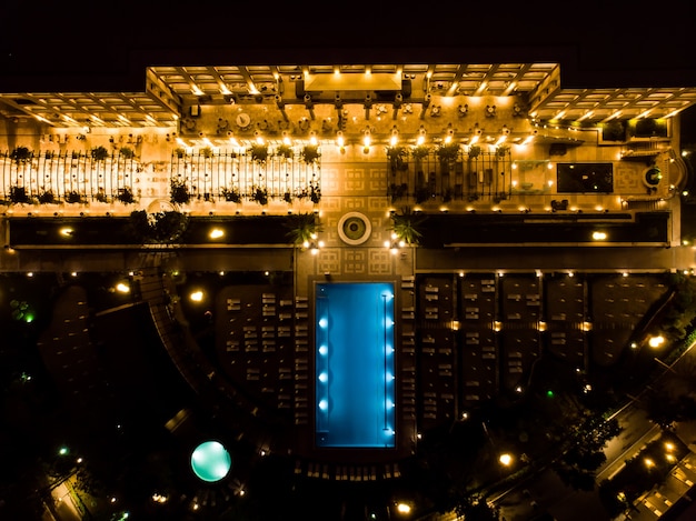 Sfondo di resort di lusso estivo, vista notturna di droni di hotel a cinque stelle e piscina in Bulgaria, vista aerea dall'alto