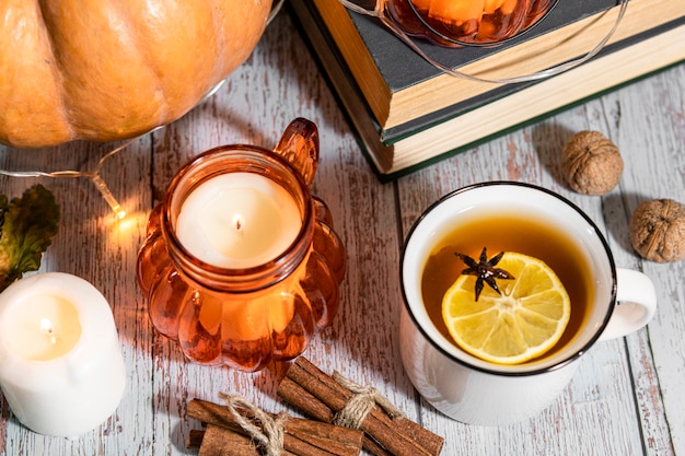 Sfondo di ringraziamento, composizione con zucche, foglie secche di autunno, candele su fondo in legno. Vacanze autunnali, raccolta della zucca. Verdure di stagione.