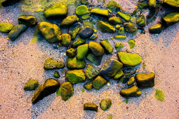 Sfondo di rocce colorate in riva al mare.