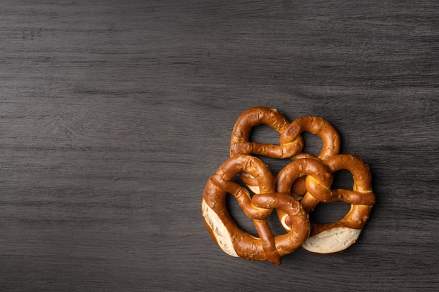 sfondo di salatini con tavolo in legno oktoberfest