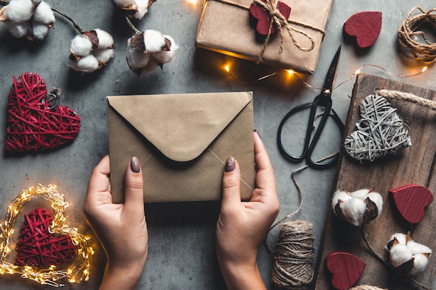 Sfondo di San Valentino, carta di San Valentino con fiori di cotone e regali su sfondo grigio