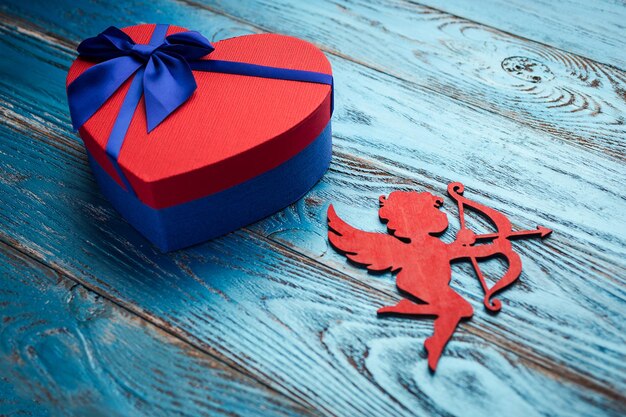 Sfondo di San Valentino con confezione regalo presente a forma di cuore