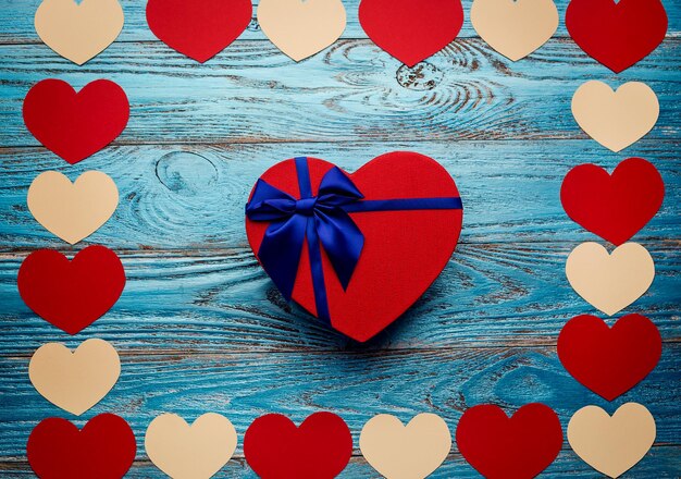 Sfondo di San Valentino con confezione regalo presente a forma di cuore