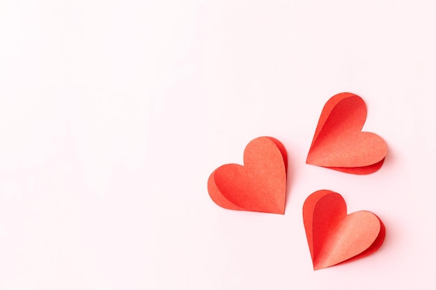 Sfondo di San Valentino con cuori rossi su sfondo rosa