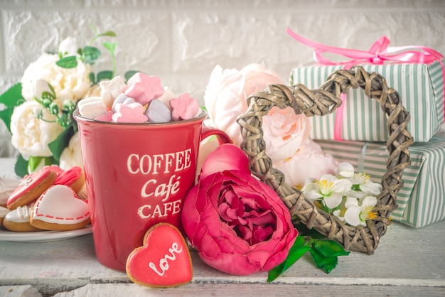 Sfondo di San Valentino con fiori di peonia e cioccolata calda