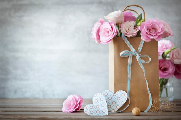 Sfondo di San Valentino con rose fiori e cuori