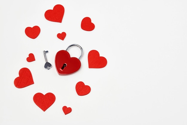 Sfondo di San Valentino con serratura e chiave a forma di cuore rosso. Lucchetto a forma di cuore simbolo d'amore