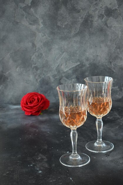 Sfondo di San Valentino con vino, rose e bel regalo.