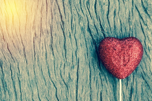 sfondo di san valentino. cuore rosso di amore sulla fine del bordo di legno del grunge su. filtro retrò