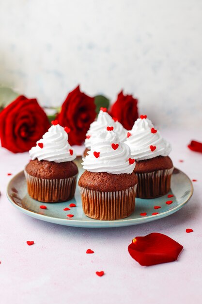 Sfondo di San Valentino, cupcakes al cioccolato con caramelle a forma di cuore, vista dall'alto