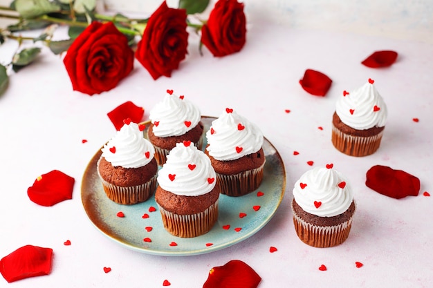Sfondo di San Valentino, cupcakes al cioccolato con caramelle a forma di cuore, vista dall'alto