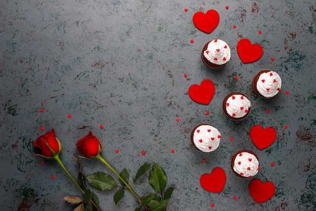 Sfondo di San Valentino, cupcakes al cioccolato con caramelle a forma di cuore, vista dall'alto