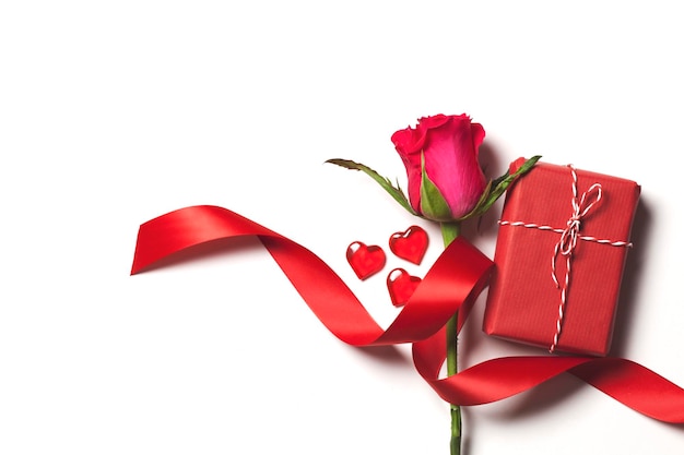 Sfondo di San Valentino Rosa rossa con un regalo