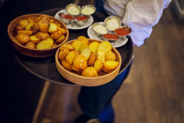 Sfondo di servizi di catering con snack sul tavolo degli ospiti nel ristorante alla festa dell'evento