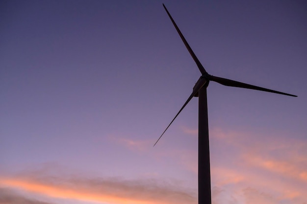 Sfondo di turbine eoliche al tramonto