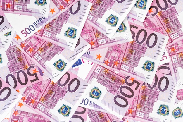 sfondo di un mucchio di soldi con un valore nominale di cinquecento euro, primo piano