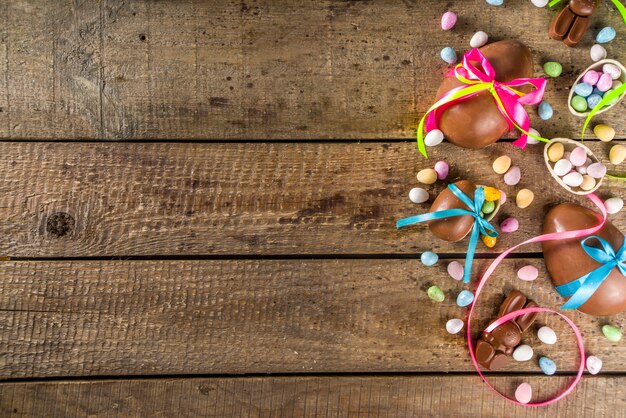 Sfondo di uova di Pasqua al cioccolato